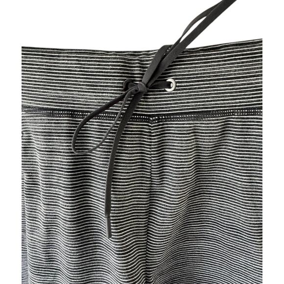 Athleta Gray Stripe Modern Metro Shorts Zip Back Pocket Women's Medium Tall MT - Picture 2 of 6
